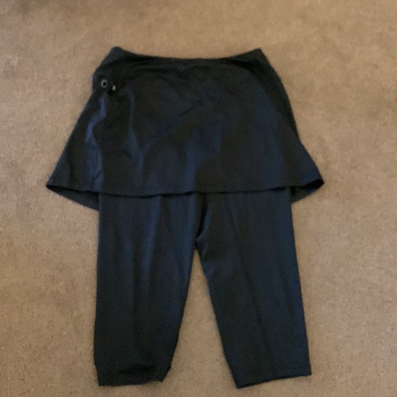 Skirtsport one piece skirted capri leggings - Picture 2 of 5